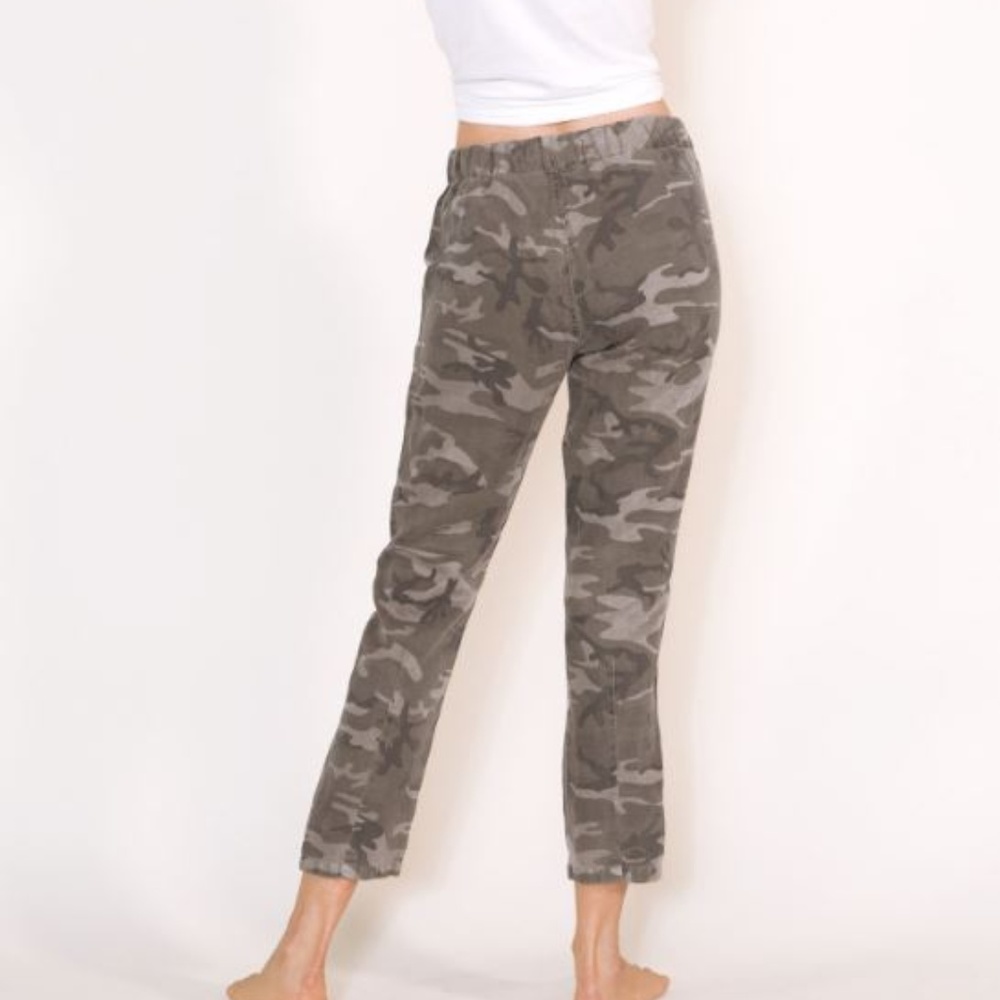 AMO- Sloutch Trouser in Camo
